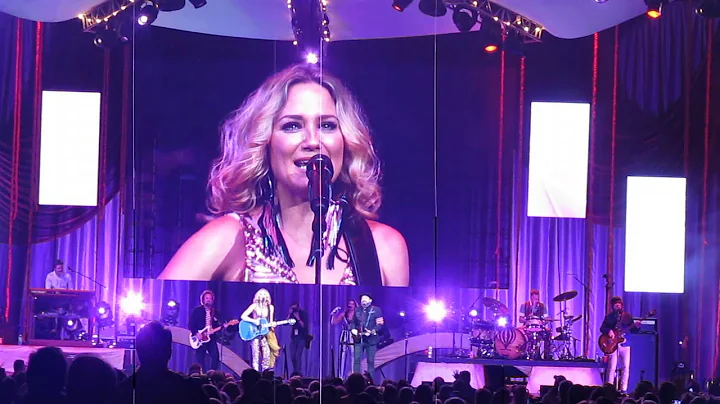 Sugarland in Nashville - "Baby Girl" (Jennifer mov...