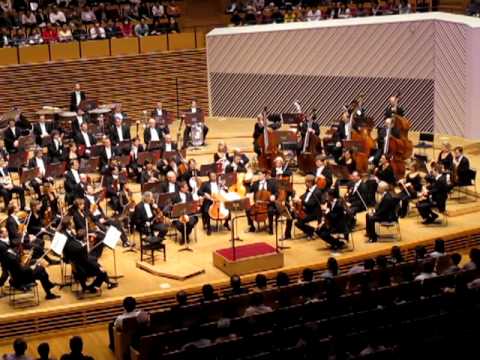 Yo-Yo Ma and Maximilian Hornung play Barrière