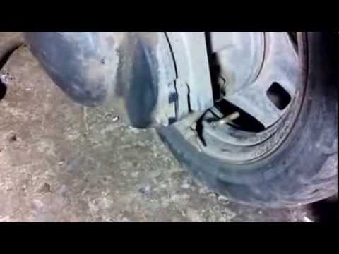 Как на скутере выровнять сосок на колесе не снимая его - YouTube