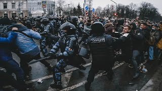 ⚡ Срочно! МИТИНГ в Москве, протестующие окружили ОМОН!