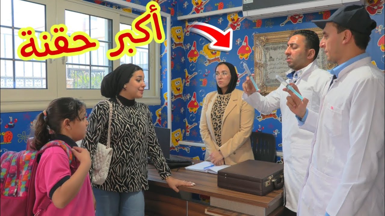 بنت صغيرة تطعم داخل مكروباس المدرسة !!