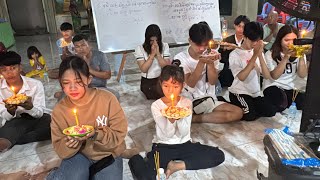 យុវជនស្តាប់ឳវាទ មុនបោះបាយបិណ្ឌ នៅវត្តសង្កែ ក្រុងបាត់ដំបង