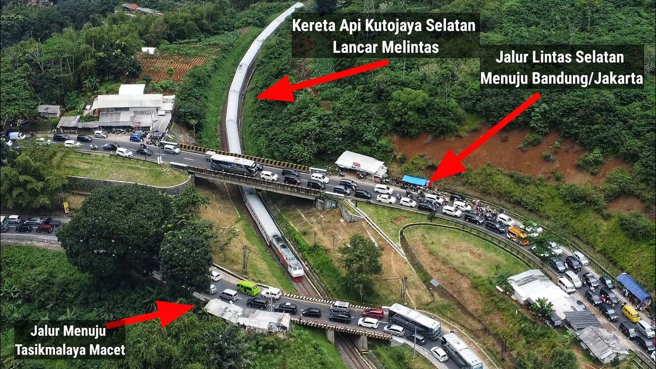 SANGAT KONTRAS JALAN RAYA MACET SEDANGKAN KERETA BISA BERGERAK CEPAT TANPA HAMBATAN