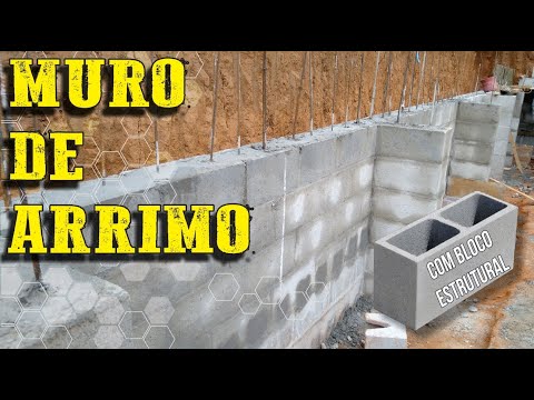 Vídeo: Como você prepara o terreno para um bloco de muro de contenção?