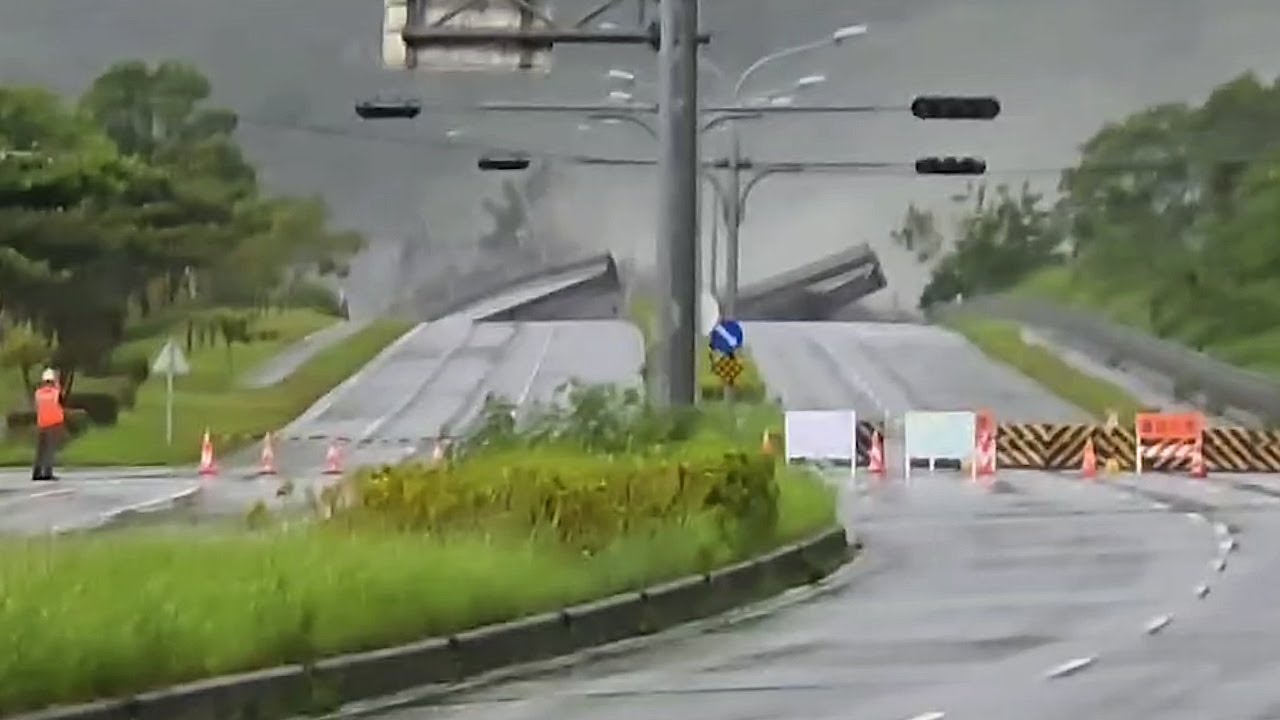 Паводковые воды тайфуна Рагаса стали причиной обрушения моста на Тайване