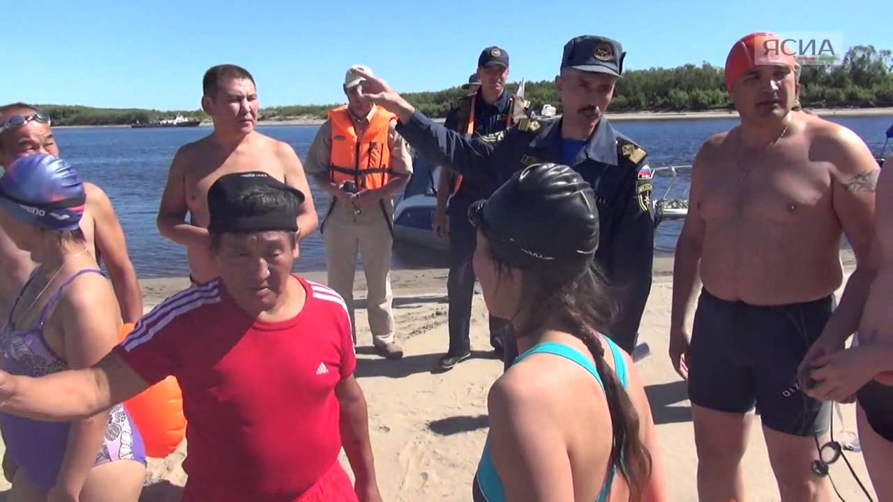 Семь мужчин и две девушки вплавь покоряют реку Лену - YouTube