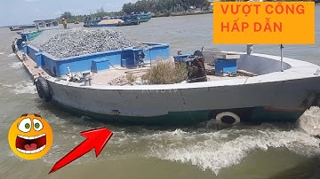 sà lan chở đá dũng mãnh vượt cống ngăn mặn.hấp dẫn vô cùng