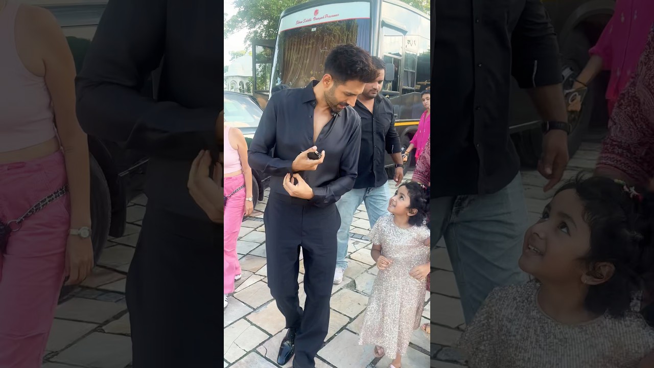 Hero Kartik Aryan Spotted with his little fan❤️