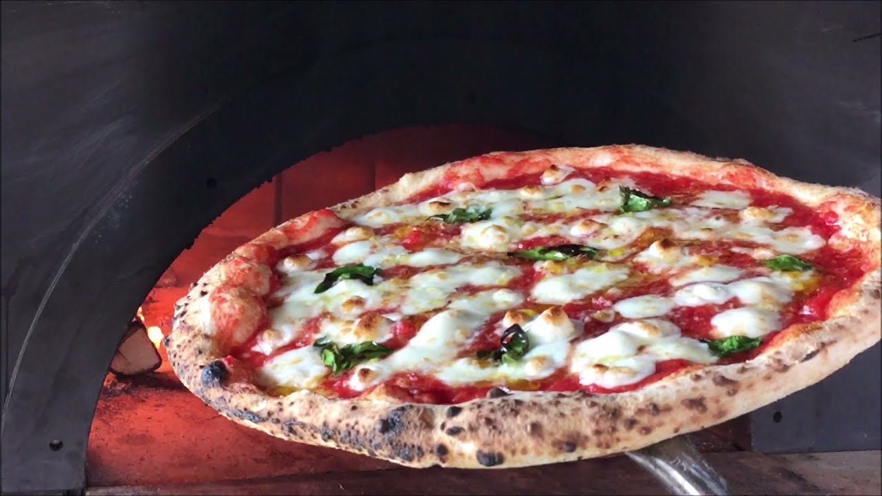 ナポリピッツァ 生地伸ばしから薪窯焼成まで - YouTube