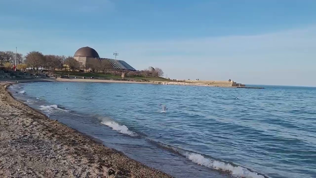 A beach in the Midwest? Say less! 📍Find 12th Street Beach on the Chic