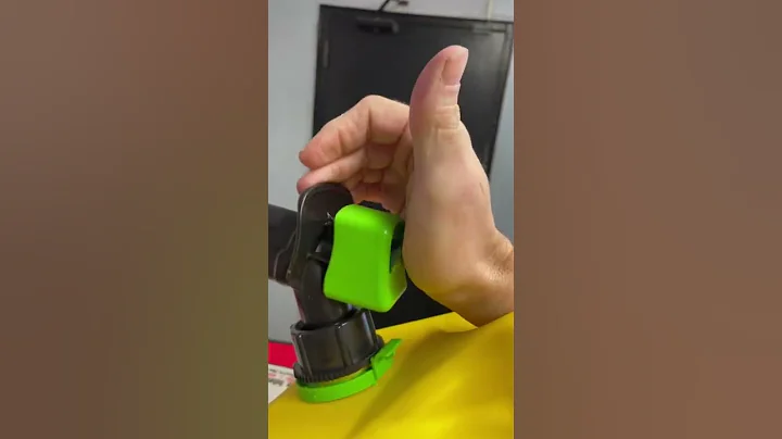 Gas can nozzle operating