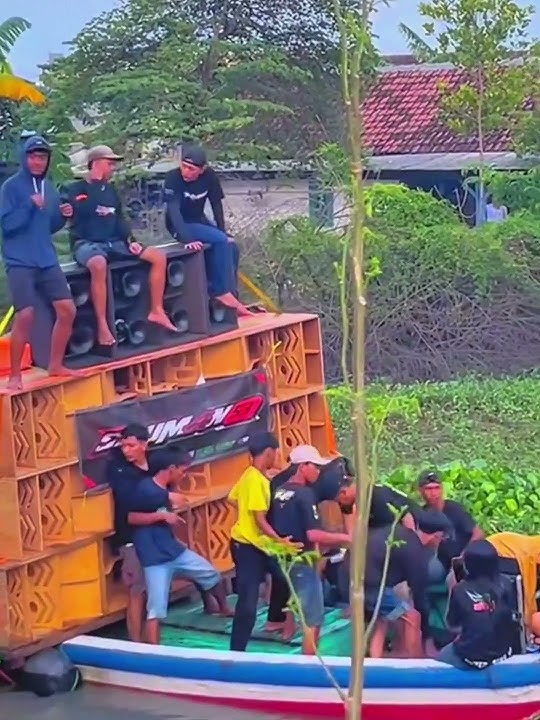MOMEN PESERTA NYADRAN TERJATUH  DARI ATAS SOUND SISTEM #nyadran #soundsystem
