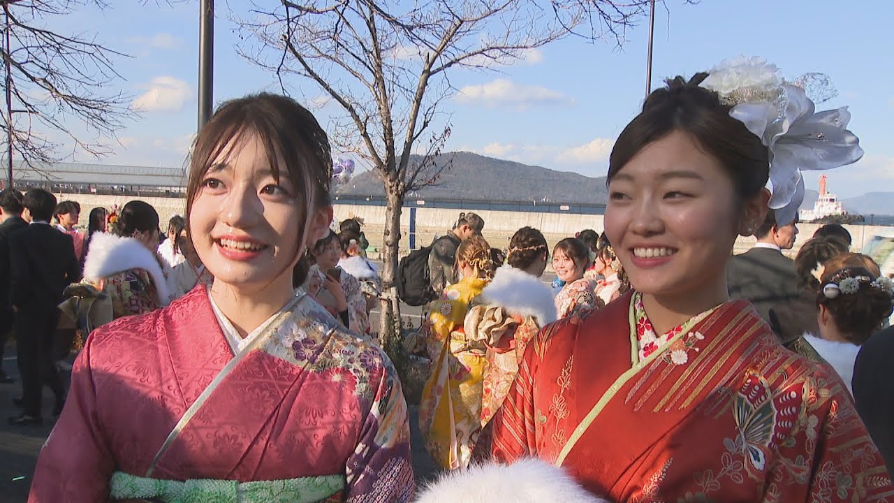 香川県では 12の市と町で二十歳を祝う式典が開かれる - YouTube