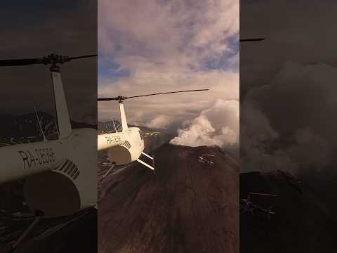 Видео: Действующий вулкан Карымский #камчатка #r44 #пилот #вертолет