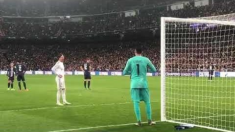 Sergio Ramos y Keylor Navas conversando.