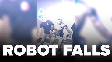 Russia robot falls over at unveiling