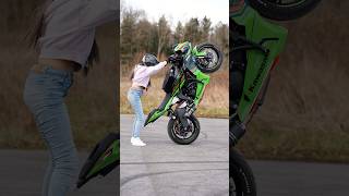 💃🏻😂 #Moto #Wheelie #Stuntgirl #Kawasaki #Dafymoto