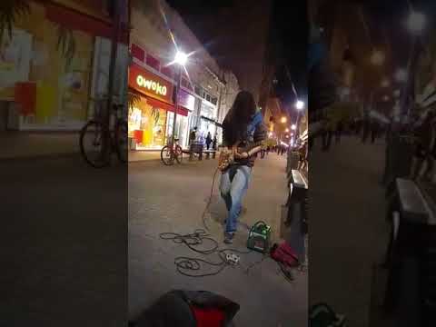 Fidelirante playing emotional music in Santa Fe Shopping Peatonal.