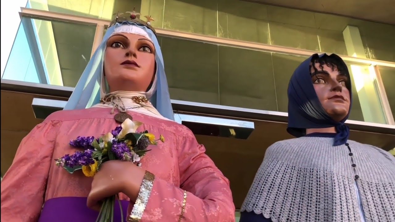 Actuació de les gegantes, nanes, mulassa, morena i les bruixes de Salou