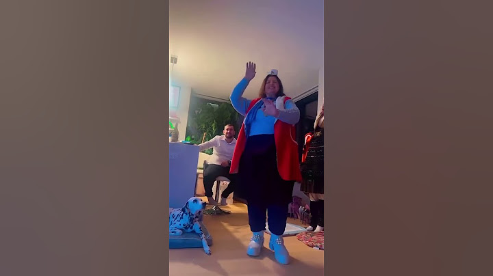Parashqevia kërcen me gotën mbi kokë