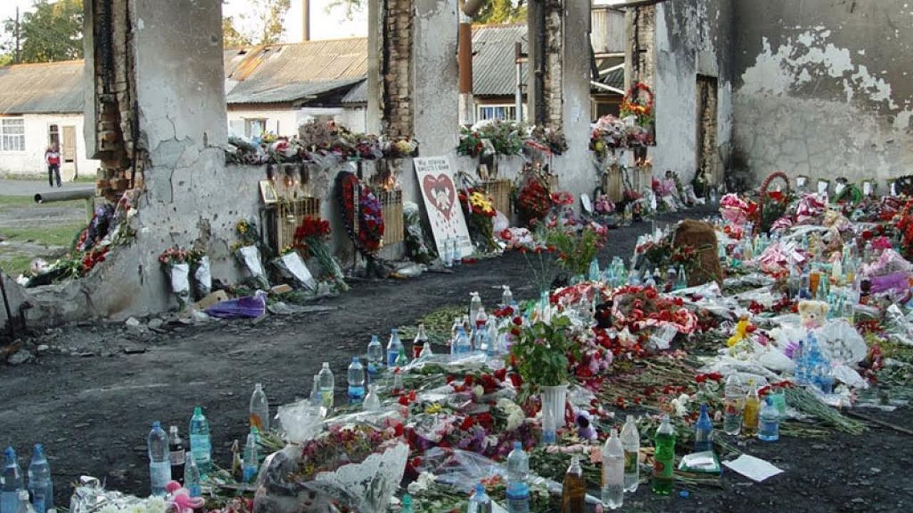 Беслан сколько погибших 1 сентября 2004 года. Теракт в Беслане 1 сентября. Беслан 1 сентября 2004 теракт.