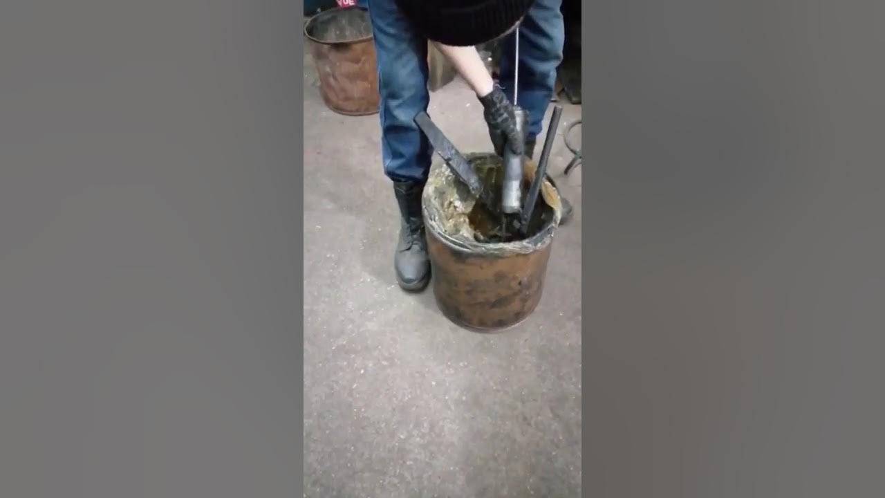 Как вставлять смазку в шприц правильно. Шприц смазочно-заправочный. крышка в ведро для набивки шприца. заправка шприца смазкой. заправлять шприц солидолом.