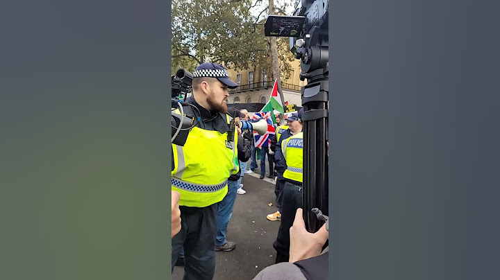 Tensions Flare as English Patriots and Palestinians Cross Paths
