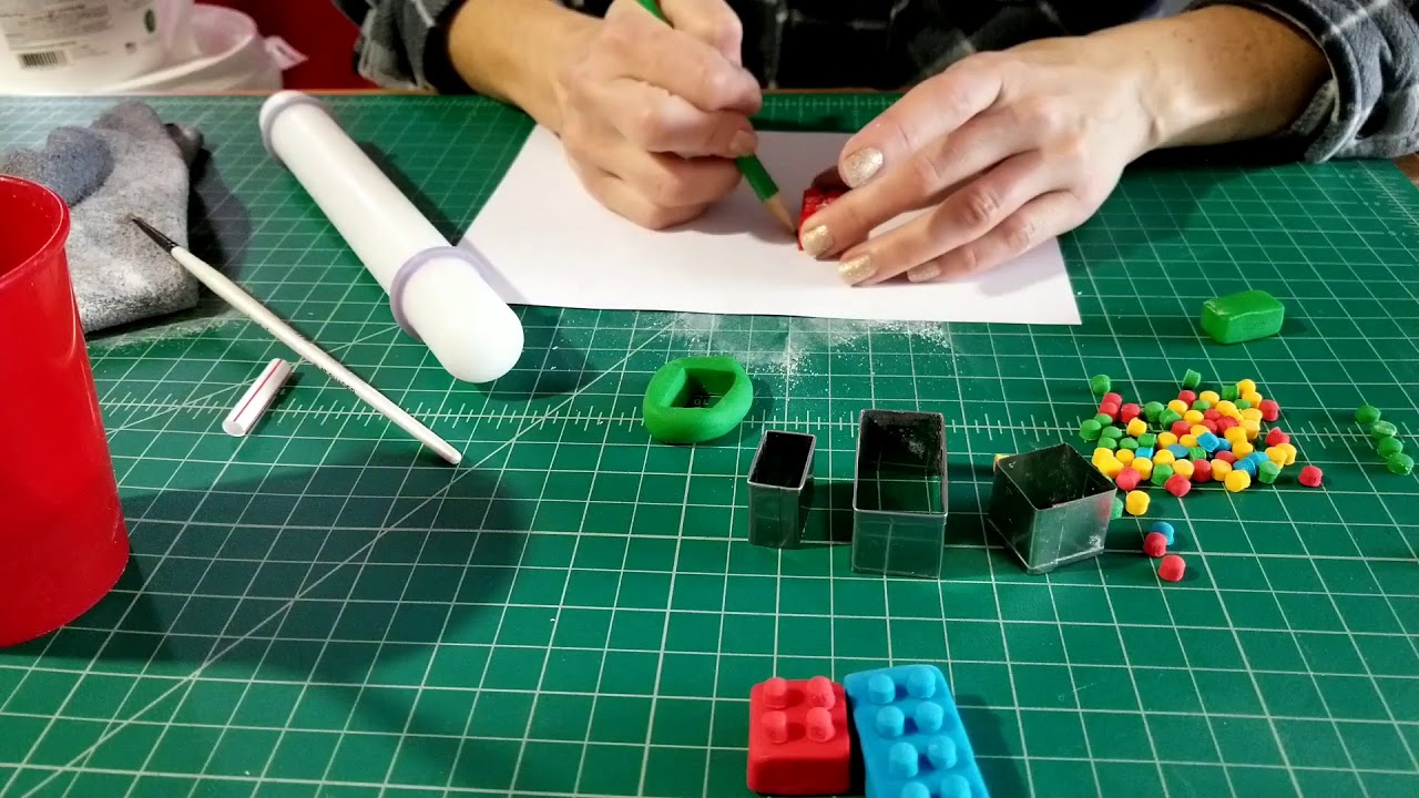 Easy fondant Lego pieces for cake or cupcakes