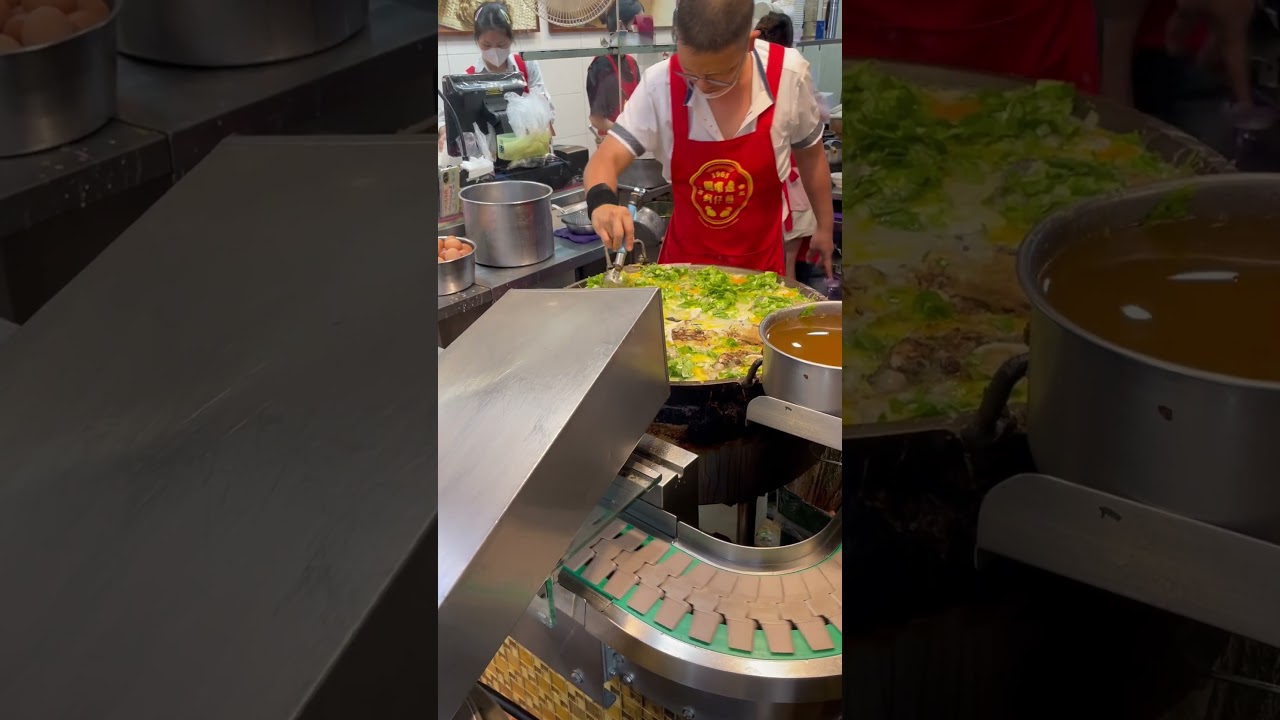 寧夏夜市必比登推薦美食「圓環邊蚵仔煎」蚵仔肥美加上煎的粉皮帶點酥脆不會有軟爛感，加上靈魂醬汁真的很美味！ 縮圖