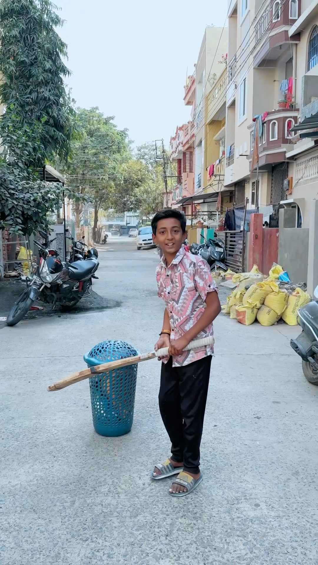 शैतान पड़ोसन का बच्चा ?‍♂️#biwino1 #comedy #funny #youtubeshorts #padosankabacha #golu008