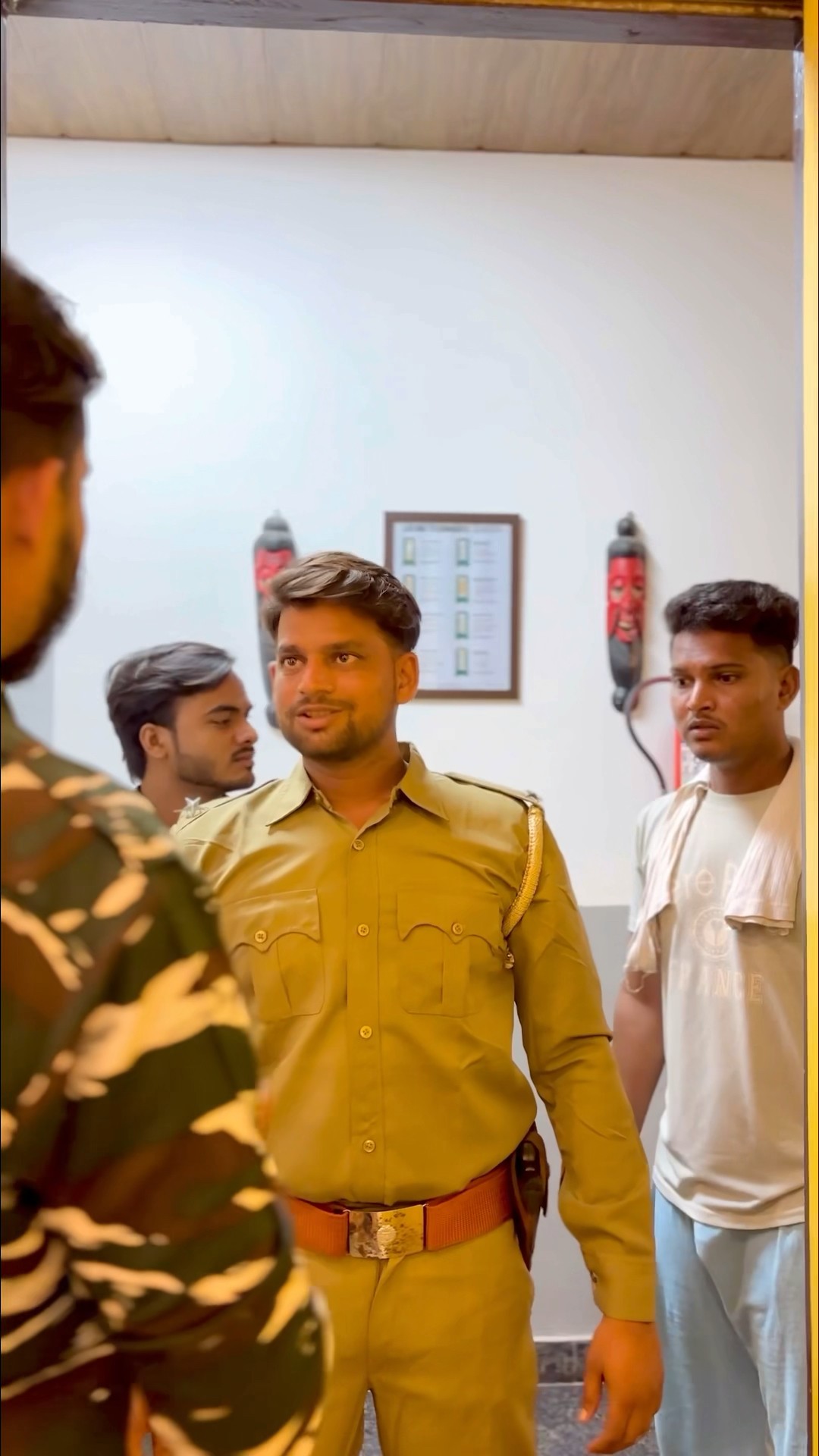 Hotel Room me aayi police??✌? #foryou #army #indiamarmy #police #armypolice #hotel  #shortfeed