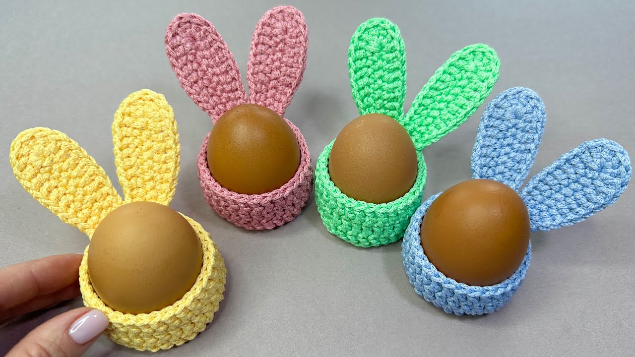Очаровательные зайки для яиц крючком в подарок на Пасху