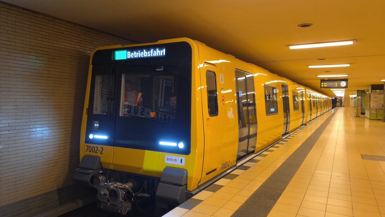 Der J Zug 7002 bei der Ausfahrt aus Britz-Süd.