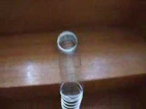 不思議な動きをするバネのおもちゃ スリンキー Mysterious Slinky Youtube