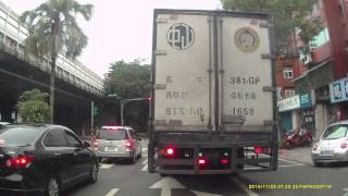 高雄關保稅卡車 381-GP 闖紅燈與佔用機車停等區