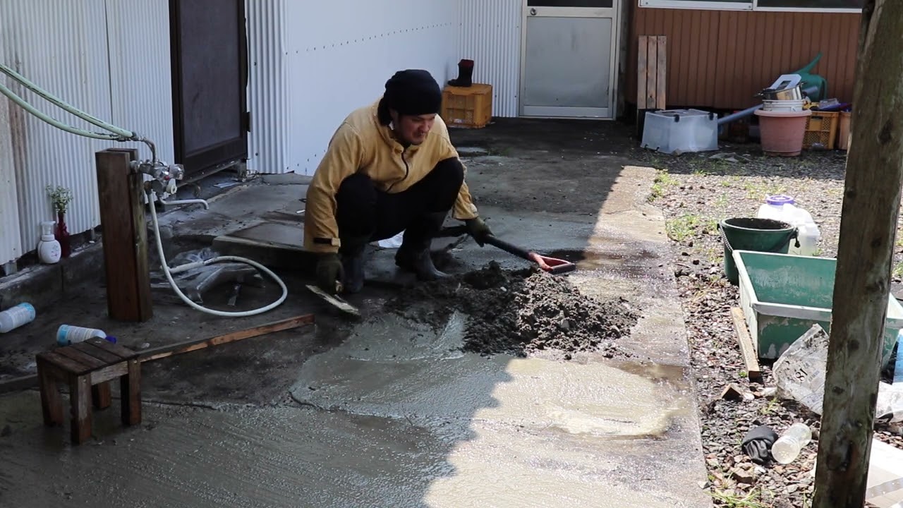 以前作ったセメントの地面に水が溜まるのでもう1度セメントを引く YouTube
