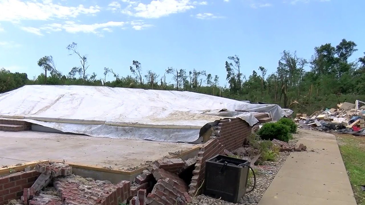 Families in Kentucky Begin Cleanup After Devastating Tornadoes - YouTube