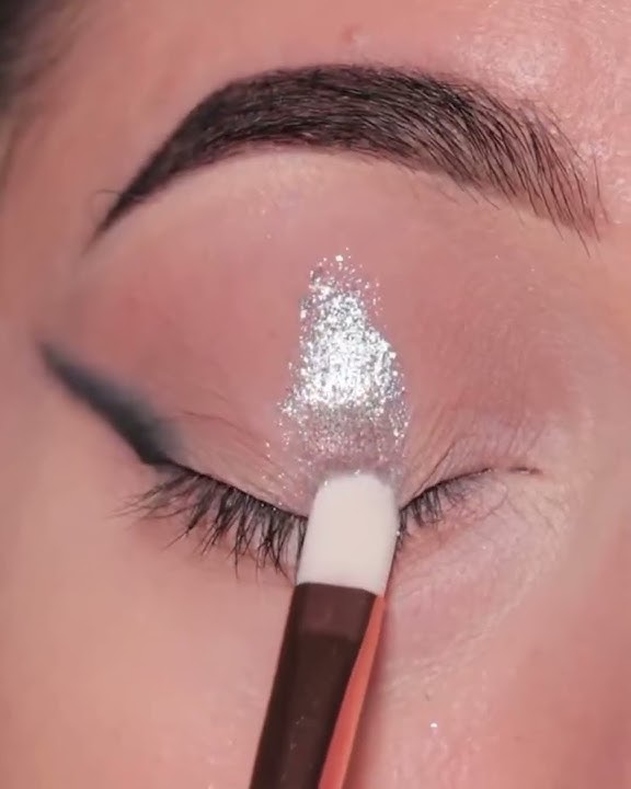 silver glitter eye makeup#glitter eye makeup#soft eye makeup#silver eye makeup#quick eye makeup