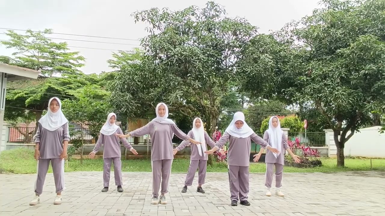 Praktek senam SMA Negeri 1 Gunungsari