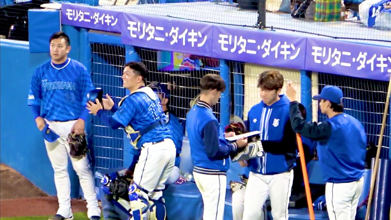 ブルペンを笑いで暖める髙城俊人の空中くるりんぱw 横浜DeNA