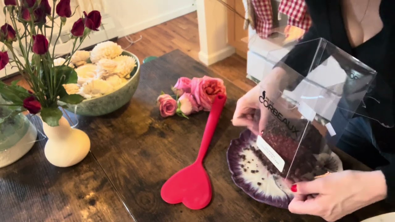 Corebeaux Mini Cake. #Cake #Corebeaux #Chocolate #SelfGifting #ValentinesDay