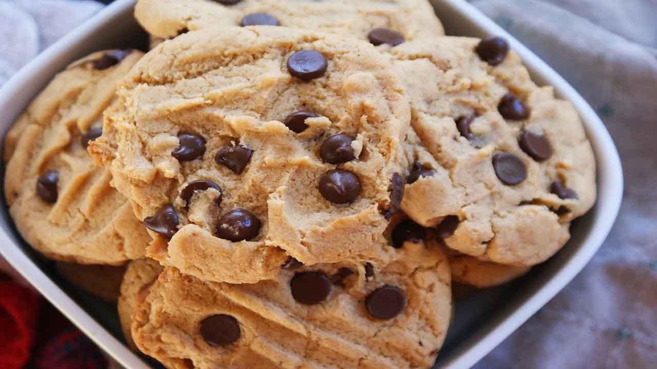 Laura in the kitchen chocolate chip cookies