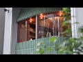 長谷川欣則＋堀越ふみ江 / UENOA architectsによる、東京・千駄ヶ谷の店舗「fil cream」ビルの出入口に増築されたソフトクリーム店。階段の一部をベンチに変え“人々の拠り所”も作る