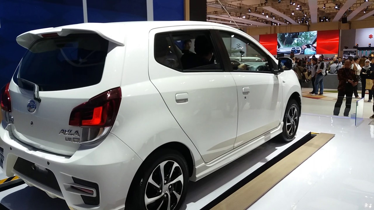 Coba Diperhatikan Mobil Goyang Daihatsu Ayla Di GIIAS 2017 YouTube