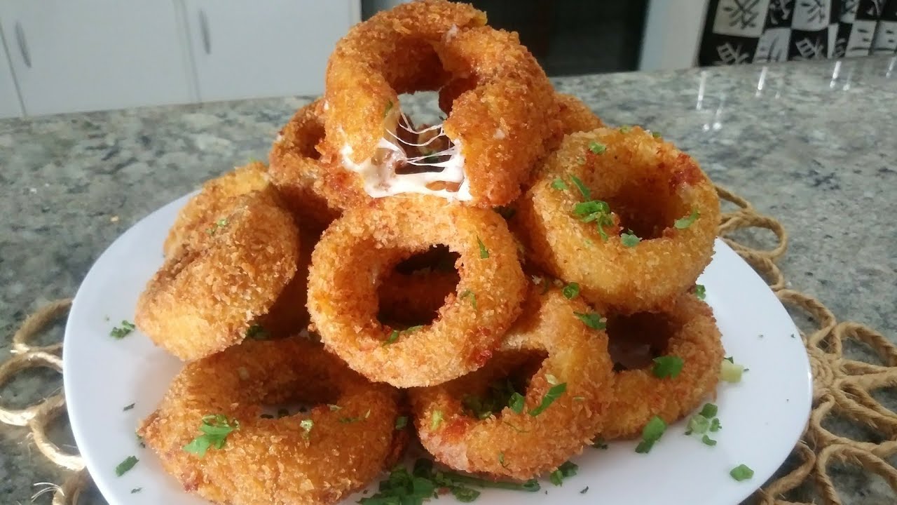 ANÉIS DE CEBOLA EMPANADOS E RECHEADOS COM QUEIJO-CROCANTES E DELICIOSOS