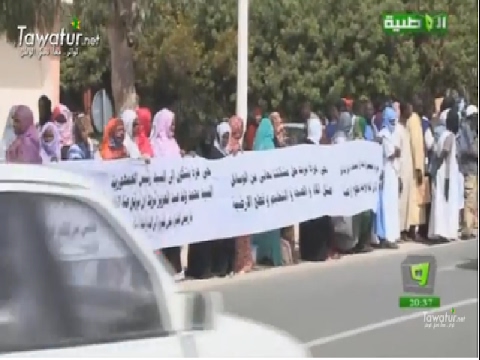عدد من سكان الأحياء العشوائية يتظاهرون أمام القصر الرئاسي للمطالبة بتأهيلهم تقرير قناة الوطنية