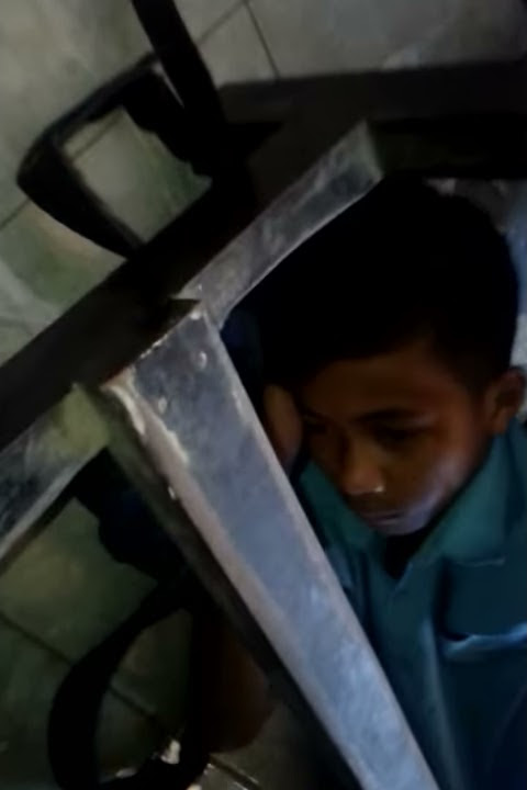 TERCIDUK....siswa molor bawah meja