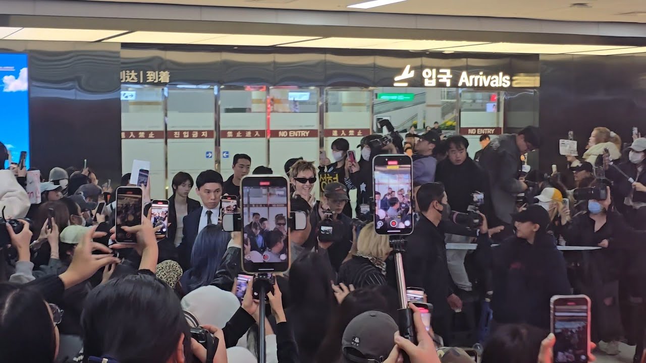 Cortis 코르티스 and hundreds of fans Airport Arrival 251106