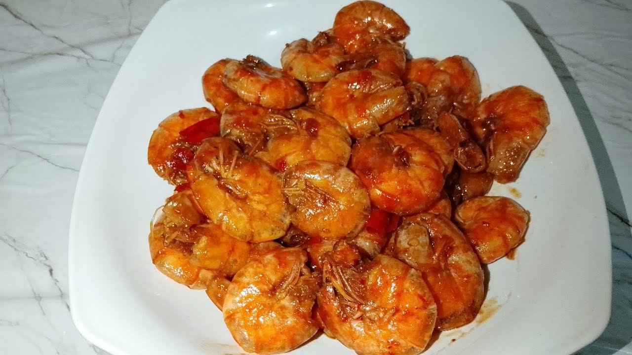 Masak udang dengan bumbu sederhana. 