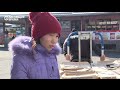 13-летняя девочка кормит всю семью, собирая мусор на рынке